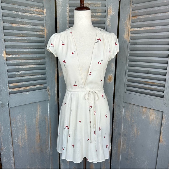 Reformation Raquel Cherry Print Wrap Dress Tart Sz XS - Picture 3 of 16